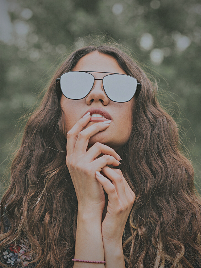 1658489096-220722-girl-sunglasses-p.png